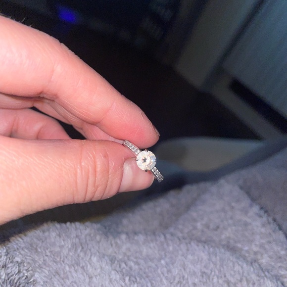 Elegant Silver Diamond Ring Swarovski - Picture 4 of 4